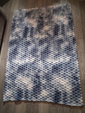 Source Unknown Plush Textured Throw Blanket in White and Gray